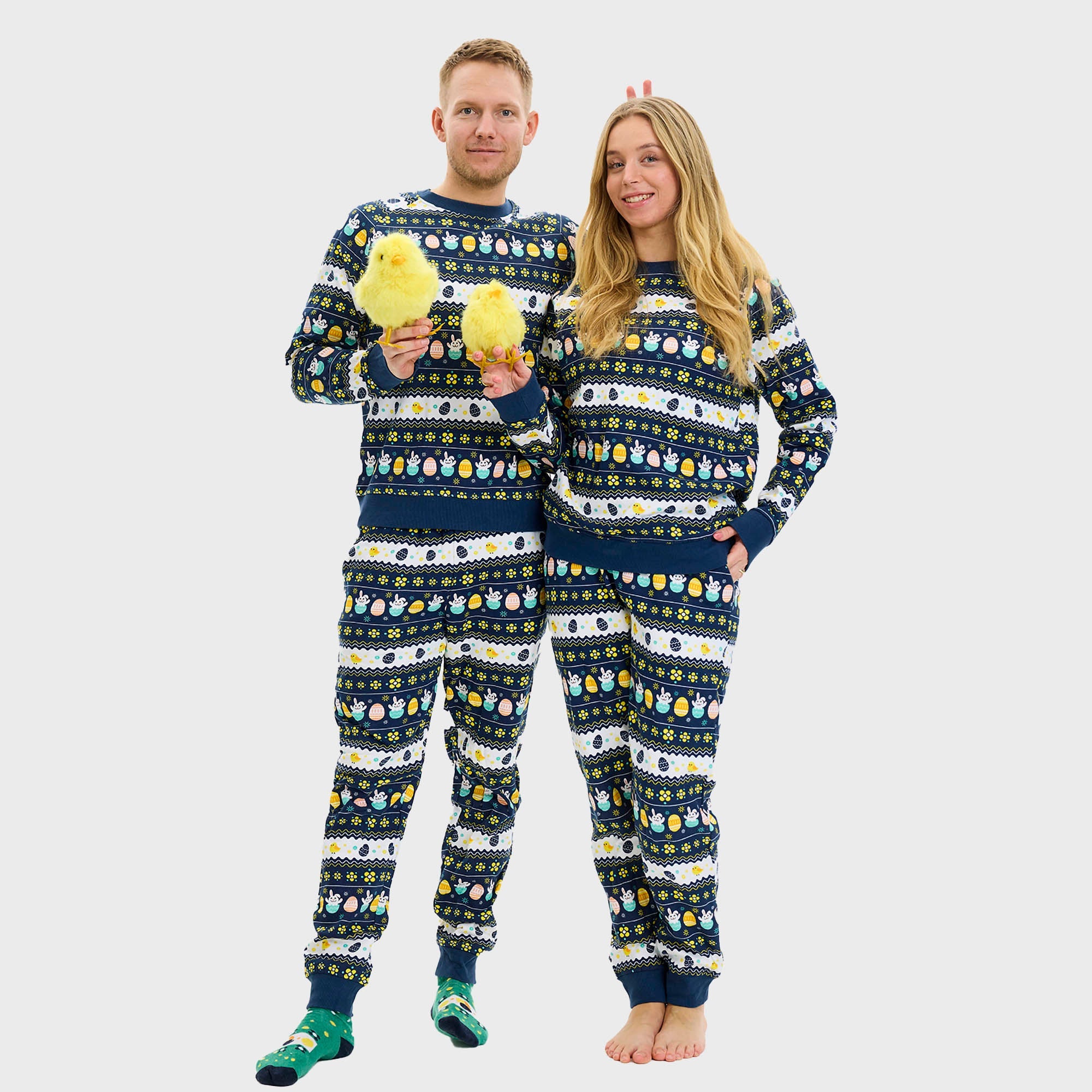 Ein Mann trägt einen gestreiften Osterpyjama.